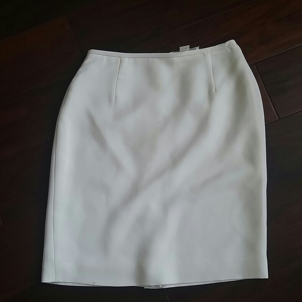 Petite Sophicate off white skirt